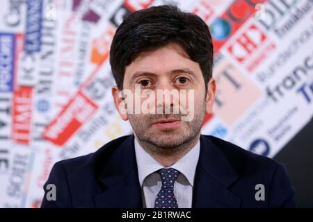 Roma, Italia. 27th Feb, 2020. Ministro della Salute Roberto speranza Roma, 27th febbraio 2020. Conferenza stampa presso l'Associazione stampa estera su Coronavirus (Covid-19). Il governo italiano cerca di calmare i timori sullo scoppio dell'influenza, per evitare una caduta del turismo e delle relazioni commerciali. Foto Samantha Zucchi Credito: Insidefoto Srl/Alamy Live News Foto Stock