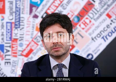 Roma, Italia. 27th Feb, 2020. Ministro della Salute Roberto speranza Roma, 27th febbraio 2020. Conferenza stampa presso l'Associazione stampa estera su Coronavirus (Covid-19). Il governo italiano cerca di calmare i timori sullo scoppio dell'influenza, per evitare una caduta del turismo e delle relazioni commerciali. Foto Samantha Zucchi Credito: Insidefoto Srl/Alamy Live News Foto Stock