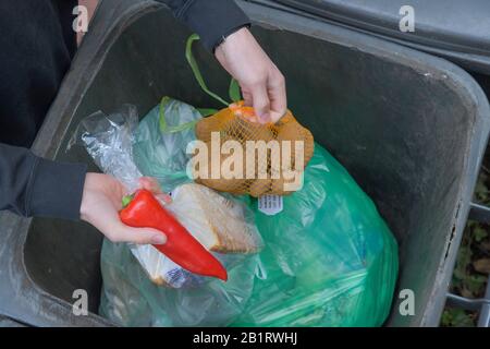 Lebensmittel, Abfall, Müllton, Verschwendung, Rettung Foto Stock