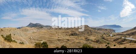 Vista panoramica panoramica verso il monte ai-Georgiy, la valle di Kapsel e il capo Meganom dalla strada orientale vicino ai piedi settentrionali del capo Alchak a Sudak a. Foto Stock