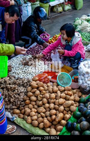 Un Bambino Compra Le Verdure Al Mercato Di Mingalar, Loikaw, Stato Di Kayah, Myanmar. Foto Stock