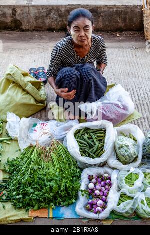 Una Donna Locale Vende Verdure Fresche Nel Mercato Centrale, Loikaw, Kayah Stato, Myanmar. Foto Stock