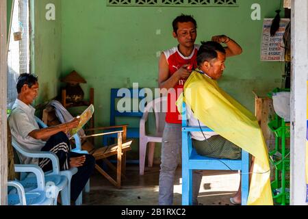 Un Uomo Locale Che Ha Un Taglio Di Capelli In Un Barbiere, Loikaw, Stato Di Kayah, Myanmar. Foto Stock