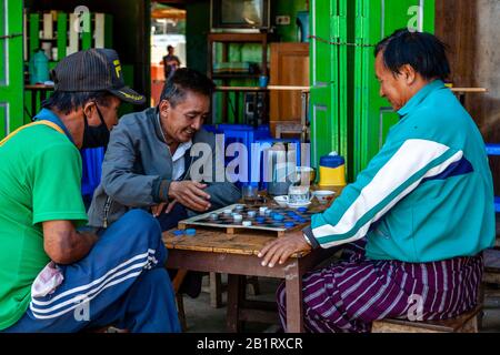 Local Men Playing Drafts (Dama) Nella Strada, Loikaw, Kayah Stato, Myanmar. Foto Stock