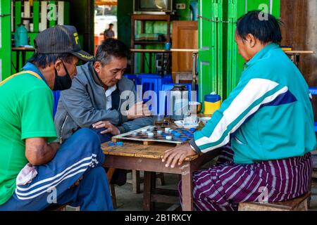 Local Men Playing Drafts (Dama) Nella Strada, Loikaw, Kayah Stato, Myanmar. Foto Stock