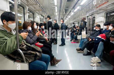 Seoul, Corea Del Sud. 27th Feb 2020. Diffusione del COVID-19, Feb 27, 2020 : Le Persone indossano maschere in una metropolitana a Seoul, Corea del Sud. I Centri coreani per il controllo e la prevenzione Delle Malattie (KCDC) hanno riferito giovedì ulteriori 505 casi di coronavirus, portando il totale a 1.766 casi e 13 decessi. Le autorità sanitarie della Corea del Sud si sono focalizzate sull'interruzione della diffusione del COVID-19 nella provincia di Daegu e di North Gyeongsang. Credit: Aflo Co. Ltd./Alamy Live News Foto Stock