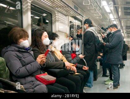 Seoul, Corea Del Sud. 27th Feb 2020. Diffusione del COVID-19, Feb 27, 2020 : Le Persone indossano maschere in una metropolitana a Seoul, Corea del Sud. I Centri coreani per il controllo e la prevenzione Delle Malattie (KCDC) hanno riferito giovedì ulteriori 505 casi di coronavirus, portando il totale a 1.766 casi e 13 decessi. Le autorità sanitarie della Corea del Sud si sono focalizzate sull'interruzione della diffusione del COVID-19 nella provincia di Daegu e di North Gyeongsang. Credit: Aflo Co. Ltd./Alamy Live News Foto Stock