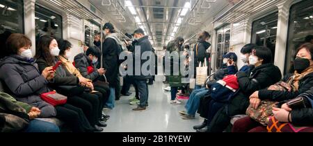 Seoul, Corea Del Sud. 27th Feb 2020. Diffusione del COVID-19, Feb 27, 2020 : Le Persone indossano maschere in una metropolitana a Seoul, Corea del Sud. I Centri coreani per il controllo e la prevenzione Delle Malattie (KCDC) hanno riferito giovedì ulteriori 505 casi di coronavirus, portando il totale a 1.766 casi e 13 decessi. Le autorità sanitarie della Corea del Sud si sono focalizzate sull'interruzione della diffusione del COVID-19 nella provincia di Daegu e di North Gyeongsang. Credit: Aflo Co. Ltd./Alamy Live News Foto Stock