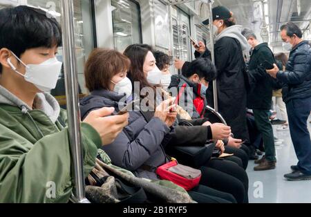 Seoul, Corea Del Sud. 27th Feb 2020. Diffusione del COVID-19, Feb 27, 2020 : Le Persone indossano maschere in una metropolitana a Seoul, Corea del Sud. I Centri coreani per il controllo e la prevenzione Delle Malattie (KCDC) hanno riferito giovedì ulteriori 505 casi di coronavirus, portando il totale a 1.766 casi e 13 decessi. Le autorità sanitarie della Corea del Sud si sono focalizzate sull'interruzione della diffusione del COVID-19 nella provincia di Daegu e di North Gyeongsang. Credit: Aflo Co. Ltd./Alamy Live News Foto Stock