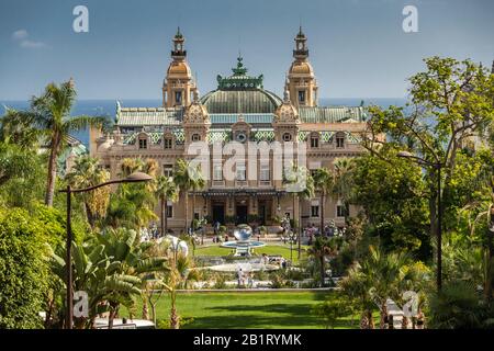 Monaco, Monte-Carlo, 02 ottobre 2019: La vista principale del casinò principato circondato da alberi verdi, la facciata aggiornata, attraverso il monte Foto Stock