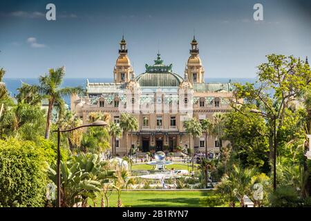 Monaco, Monte-Carlo, 02 ottobre 2019: La vista principale del casinò principato circondato da alberi verdi, la facciata aggiornata, attraverso il monte Foto Stock