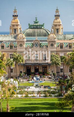 Monaco, Monte-Carlo, 02 ottobre 2019: La vista principale del casinò principato circondato da alberi verdi, la facciata aggiornata, attraverso il monte Foto Stock