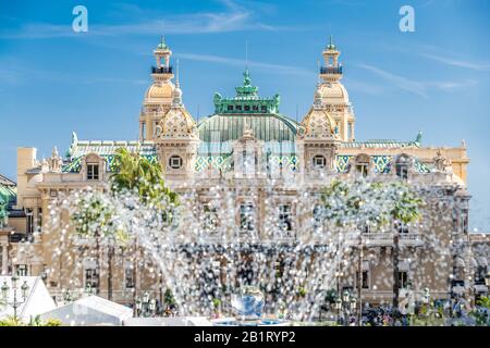 Monaco, Monte-Carlo, 02 ottobre 2019: La vista principale del casinò principato circondato da alberi verdi, la facciata aggiornata, attraverso il monte Foto Stock