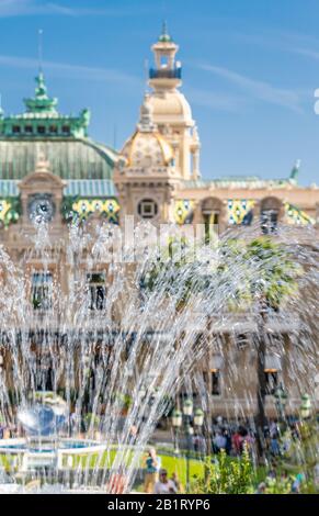 Monaco, Monte-Carlo, 02 ottobre 2019: La vista principale del casinò principato circondato da alberi verdi, la facciata aggiornata, attraverso il monte Foto Stock