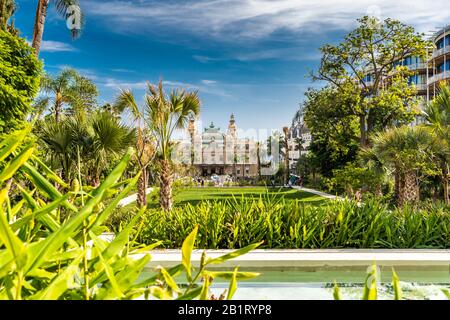 Monaco, Monte-Carlo, 02 ottobre 2019: La vista principale del casinò principato circondato da alberi verdi, la facciata aggiornata, attraverso il monte Foto Stock