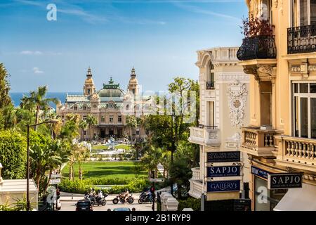 Monaco, Monte-Carlo, 02 ottobre 2019: La vista principale del casinò principato circondato da alberi verdi, la facciata aggiornata, attraverso il monte Foto Stock