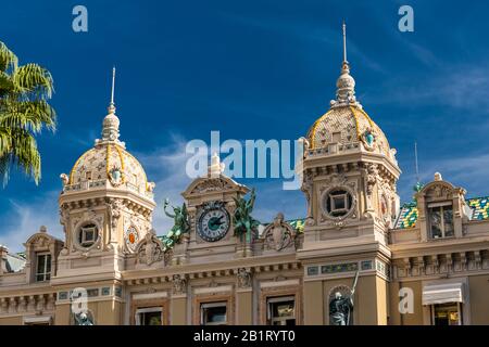 Monaco, Monte-Carlo, 02 ottobre 2019: La vista principale del casinò principato circondato da alberi verdi, la facciata aggiornata, giorno di sole Foto Stock