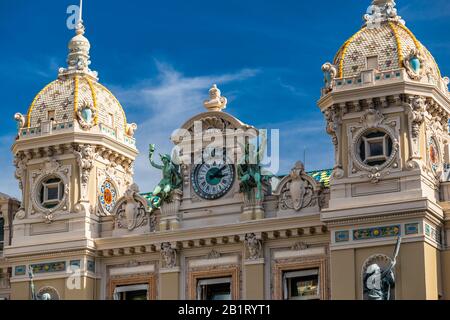 Monaco, Monte-Carlo, 02 ottobre 2019: La vista principale del casinò principato circondato da alberi verdi, la facciata aggiornata, giorno di sole Foto Stock