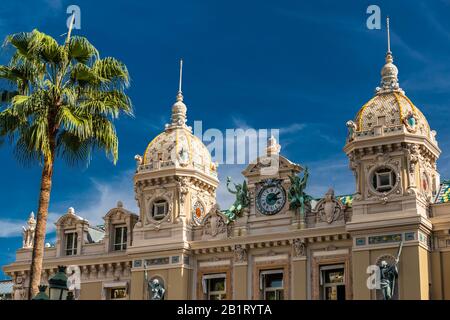 Monaco, Monte-Carlo, 02 ottobre 2019: La vista principale del casinò principato circondato da alberi verdi, la facciata aggiornata, giorno di sole Foto Stock