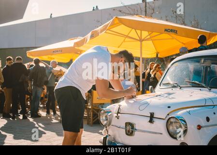 Craig Black dipingere un Moritz 600 per il marchio di birra Moritz al Festival OFFF 2019. Barcellona, Spagna. Foto Stock