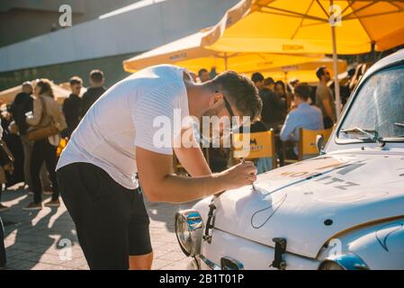 Craig Black dipingere un Moritz 600 per il marchio di birra Moritz al Festival OFFF 2019. Barcellona, Spagna. Foto Stock