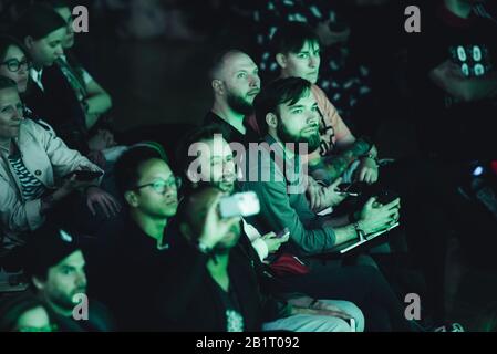 Una sezione della folla all'edizione 2019 dell'OFFF Festival, una grande conferenza di arti visive, al Museo del Disseny. Barcellona, Spagna. Foto Stock