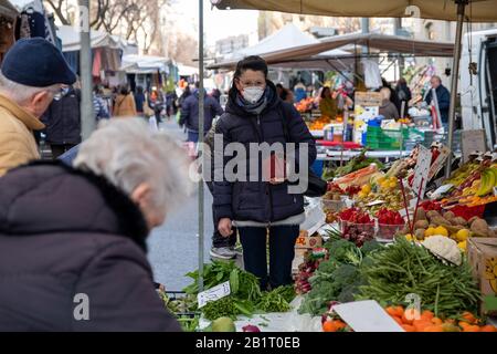 Milano, il mercato in via Pietro Calvi ancora vuoto a causa della psicosi Coronavirus, persone con maschere (massimo Alberico/Fotogramma, Milano - 2020-02-27) p.s. la foto e' utilizabile nel rispetto del manifesto in cui e' stata scattata, e senza intendente del decoro delle persone presentatate Foto Stock