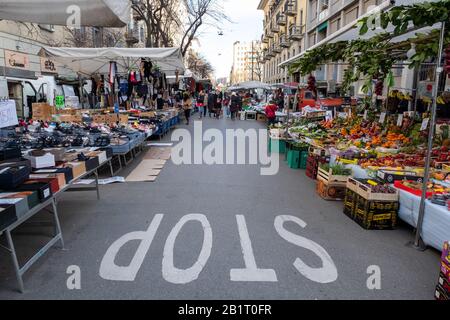 Milano, il mercato in via Pietro Calvi ancora vuoto a causa della psicosi Coronavirus, persone con maschere (massimo Alberico/Fotogramma, Milano - 2020-02-27) p.s. la foto e' utilizabile nel rispetto del manifesto in cui e' stata scattata, e senza intendente del decoro delle persone presentatate Foto Stock