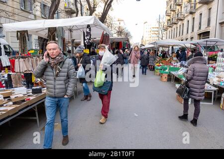 Milano, il mercato in via Pietro Calvi ancora vuoto a causa della psicosi Coronavirus, persone con maschere (massimo Alberico/Fotogramma, Milano - 2020-02-27) p.s. la foto e' utilizabile nel rispetto del manifesto in cui e' stata scattata, e senza intendente del decoro delle persone presentatate Foto Stock