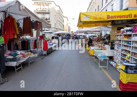 Milano, il mercato in via Pietro Calvi ancora vuoto a causa della psicosi Coronavirus, persone con maschere (massimo Alberico/Fotogramma, Milano - 2020-02-27) p.s. la foto e' utilizabile nel rispetto del manifesto in cui e' stata scattata, e senza intendente del decoro delle persone presentatate Foto Stock