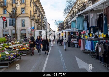 Milano, il mercato in via Pietro Calvi ancora vuoto a causa della psicosi Coronavirus, persone con maschere (massimo Alberico/Fotogramma, Milano - 2020-02-27) p.s. la foto e' utilizabile nel rispetto del manifesto in cui e' stata scattata, e senza intendente del decoro delle persone presentatate Foto Stock