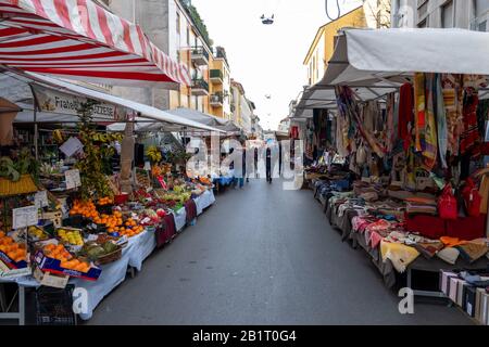 Milano, il mercato in via Pietro Calvi ancora vuoto a causa della psicosi Coronavirus, persone con maschere (massimo Alberico/Fotogramma, Milano - 2020-02-27) p.s. la foto e' utilizabile nel rispetto del manifesto in cui e' stata scattata, e senza intendente del decoro delle persone presentatate Foto Stock