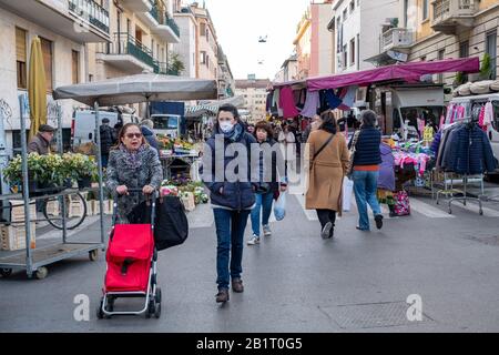 Milano, il mercato in via Pietro Calvi ancora vuoto a causa della psicosi Coronavirus, persone con maschere (massimo Alberico/Fotogramma, Milano - 2020-02-27) p.s. la foto e' utilizabile nel rispetto del manifesto in cui e' stata scattata, e senza intendente del decoro delle persone presentatate Foto Stock