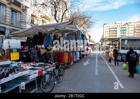 Milano, il mercato in via Pietro Calvi ancora vuoto a causa della psicosi Coronavirus, persone con maschere (massimo Alberico/Fotogramma, Milano - 2020-02-27) p.s. la foto e' utilizabile nel rispetto del manifesto in cui e' stata scattata, e senza intendente del decoro delle persone presentatate Foto Stock