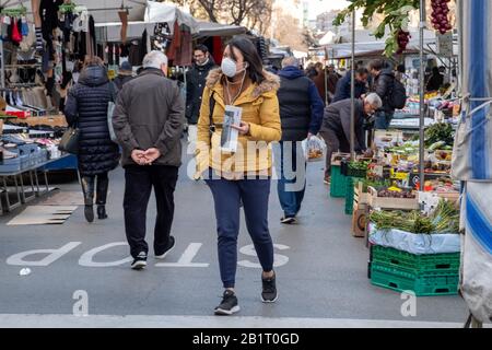 Milano, il mercato in via Pietro Calvi ancora vuoto a causa della psicosi Coronavirus, persone con maschere (massimo Alberico/Fotogramma, Milano - 2020-02-27) p.s. la foto e' utilizabile nel rispetto del manifesto in cui e' stata scattata, e senza intendente del decoro delle persone presentatate Foto Stock