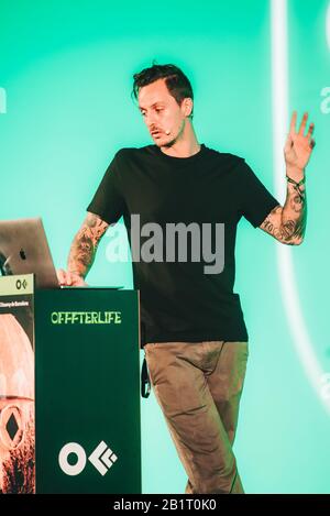 Ben Johnston, artista e designer multidisciplinare, parla al Festival OFFF 2019. Barcellona, Spagna. Foto Stock