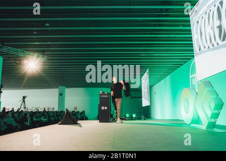 Ben Johnston, artista e designer multidisciplinare, parla al Festival OFFF 2019. Barcellona, Spagna. Foto Stock