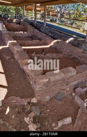 Coombs Site, rovine scavate dell'antico villaggio di Puebloan (Anasazi) all'Anasazi state Park Museum di Boulder, Utah, Stati Uniti Foto Stock