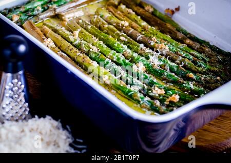 Verde asparagi succosa è in forma di ceramica in olio di oliva Foto Stock