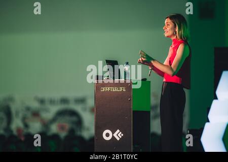 Alex Daly parla al Festival OFFF 2019 sul palcoscenico Delle Radici. Barcellona, Spagna. Foto Stock