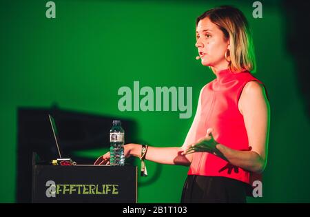 Alex Daly parla al Festival OFFF 2019 sul palcoscenico Delle Radici. Barcellona, Spagna. Foto Stock