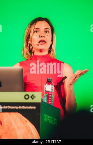 Alex Daly parla al Festival OFFF 2019 sul palcoscenico Delle Radici. Barcellona, Spagna. Foto Stock