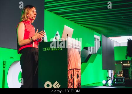 Alex Daly parla al Festival OFFF 2019 sul palcoscenico Delle Radici. Barcellona, Spagna. Foto Stock