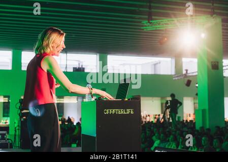 Alex Daly parla al Festival OFFF 2019 sul palcoscenico Delle Radici. Barcellona, Spagna. Foto Stock