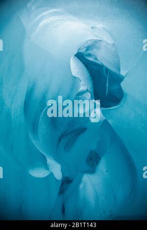 Guardando all'interno del ghiaccio nel ghiacciaio con grandi colori Foto Stock