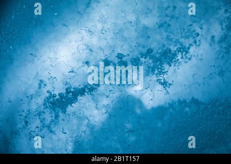 Guardando all'interno del ghiaccio nel ghiacciaio con grandi colori Foto Stock