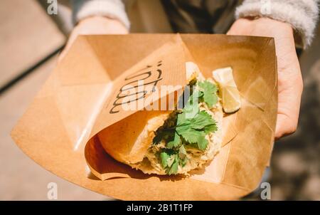 Camion alimentari al Festival OFFF 2019 al Museo del Disseny. Barcellona, Spagna. Foto Stock