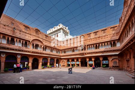 Cortile interno all'interno di Junagarh Fort, Bikaner, Rajasthan, India Foto Stock