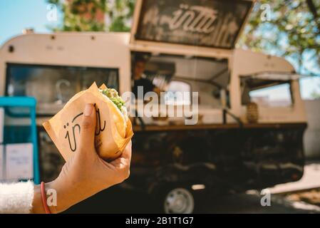 Camion alimentari al Festival OFFF 2019 al Museo del Disseny. Barcellona, Spagna. Foto Stock