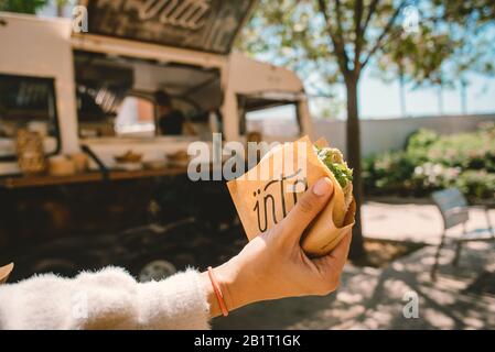 Camion alimentari al Festival OFFF 2019 al Museo del Disseny. Barcellona, Spagna. Foto Stock